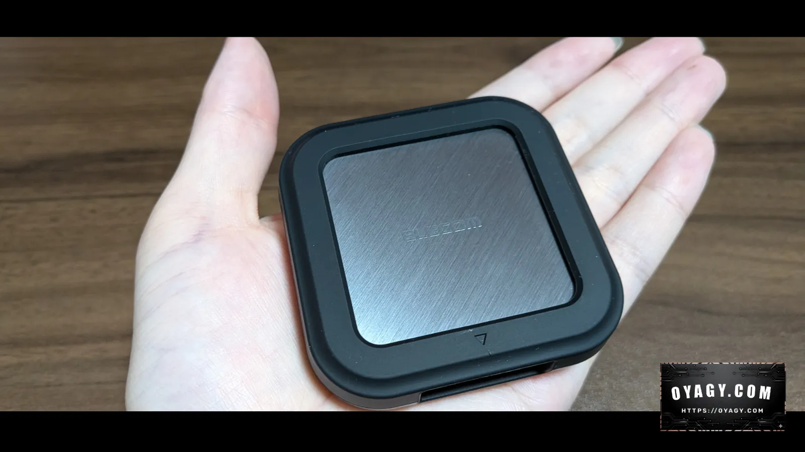 エレコムのポータブルSSD「ESD-EHC2000GBK」を手のひらに載せた状態