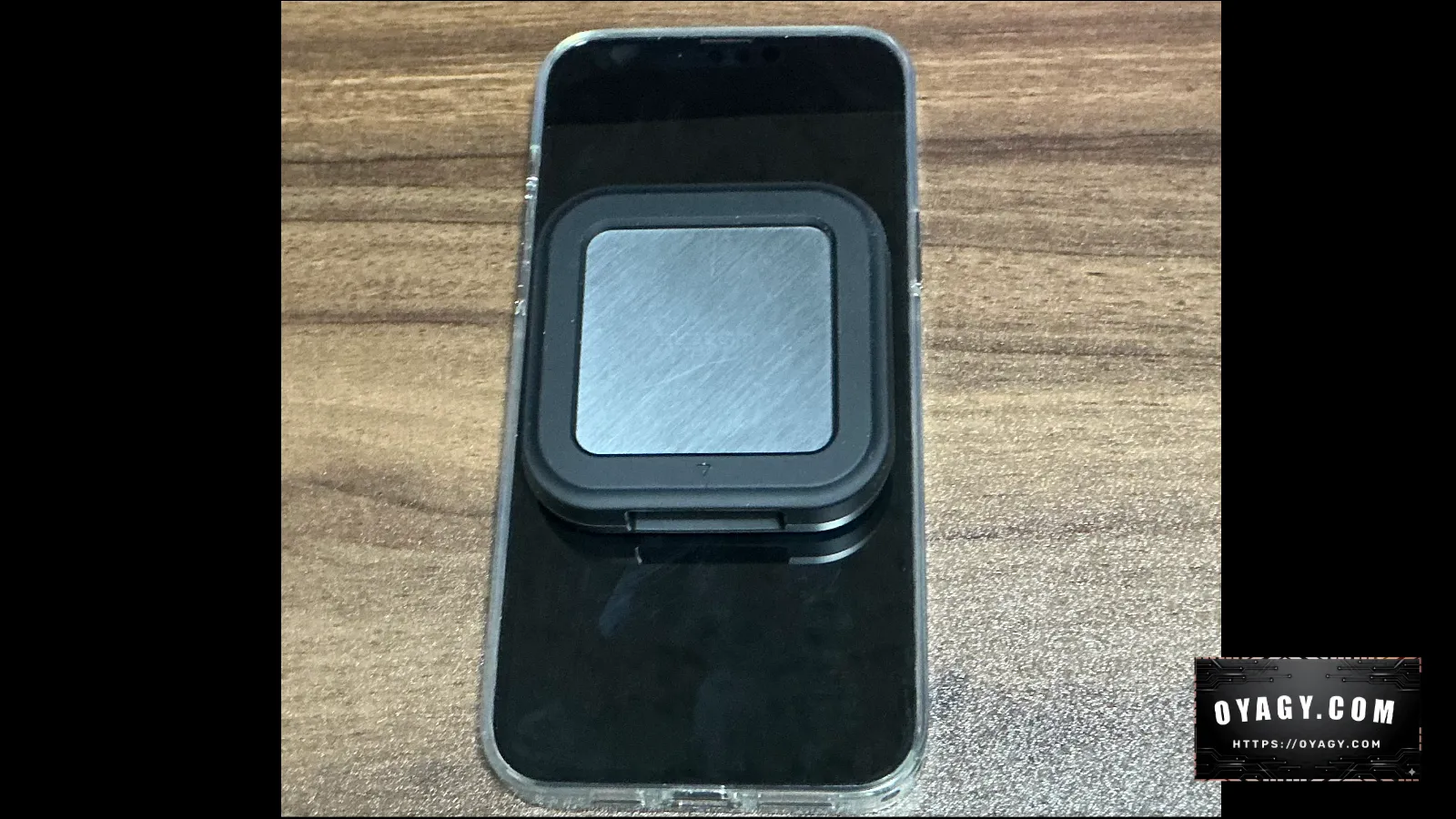 エレコムのポータブルSSD「ESD-EHC2000GBK」とiPhone13ProMaxで大きさを比較