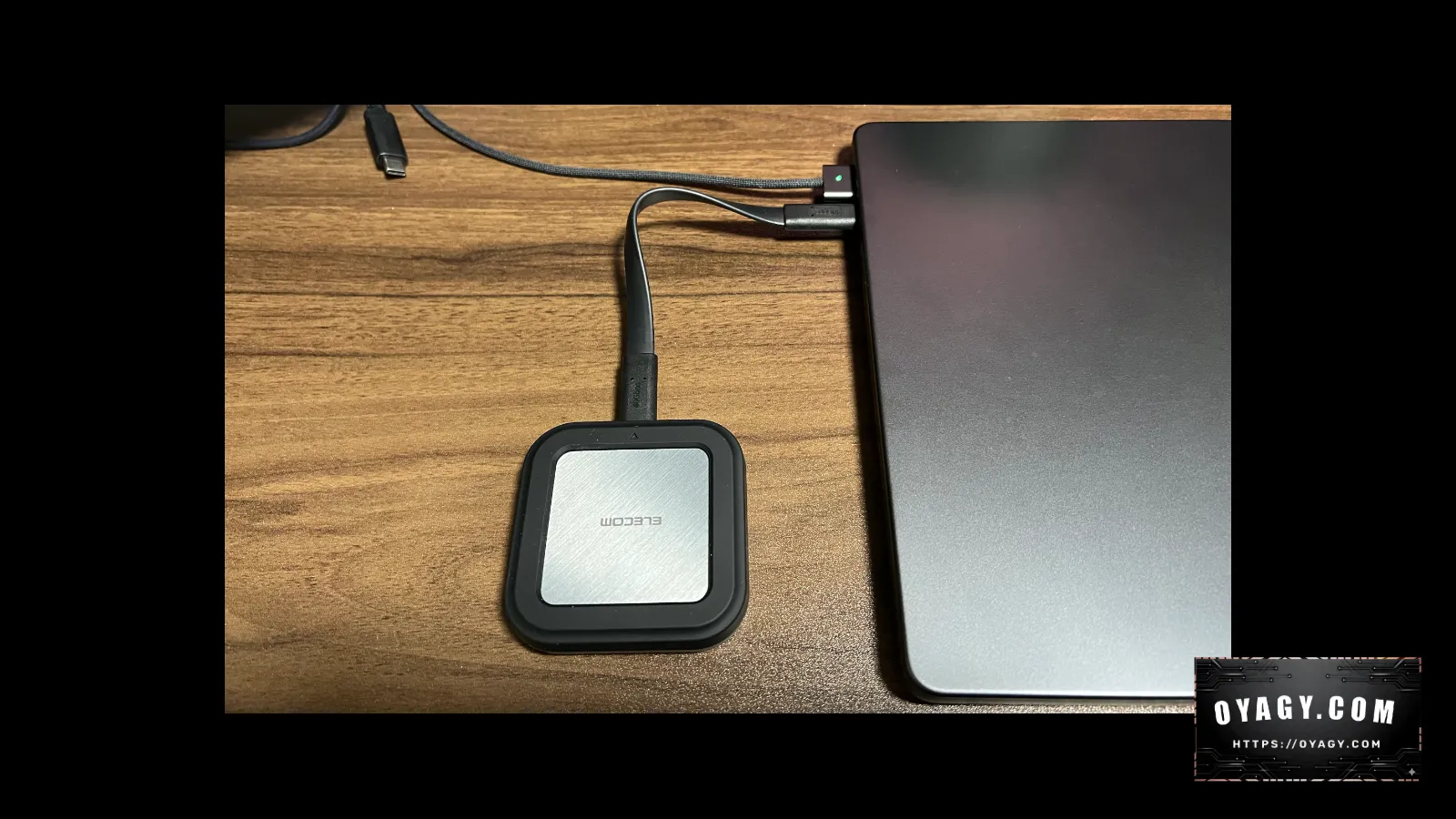 エレコムのポータブルSSD「ESD-EHC2000GBK」をノートPCに接続した画像