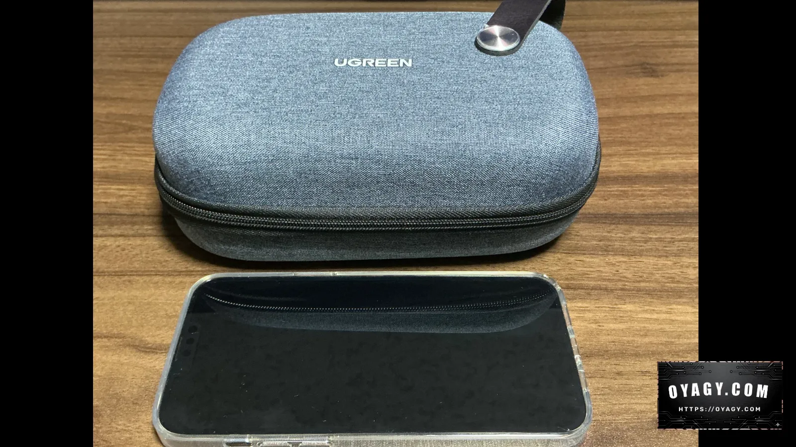 UGREEN ガジェットポーチ(ハード)の大きさをiPhone13ProMaxと比較